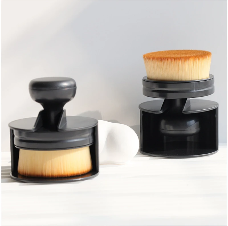 Foundation brush with storage case