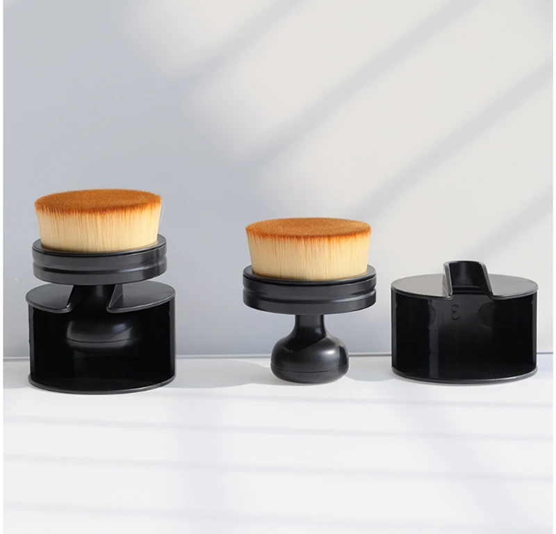 Foundation brush with storage case