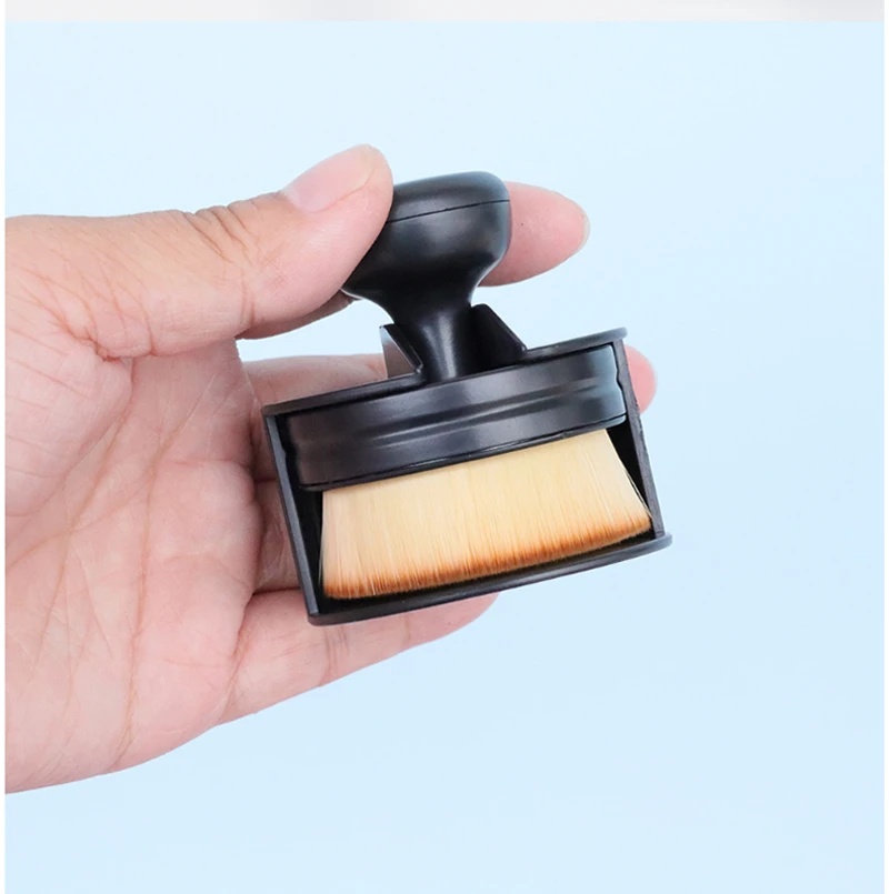 Foundation brush with storage case