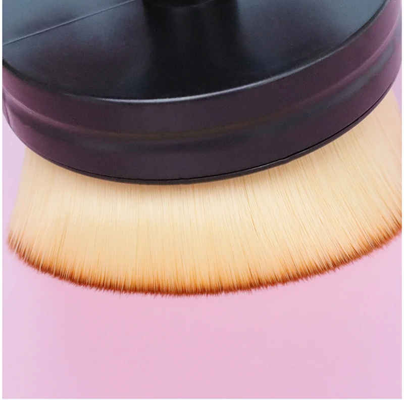 Foundation brush with storage case